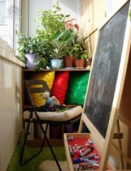 На фото - ігрова дитяча кімната для дитини на балконі